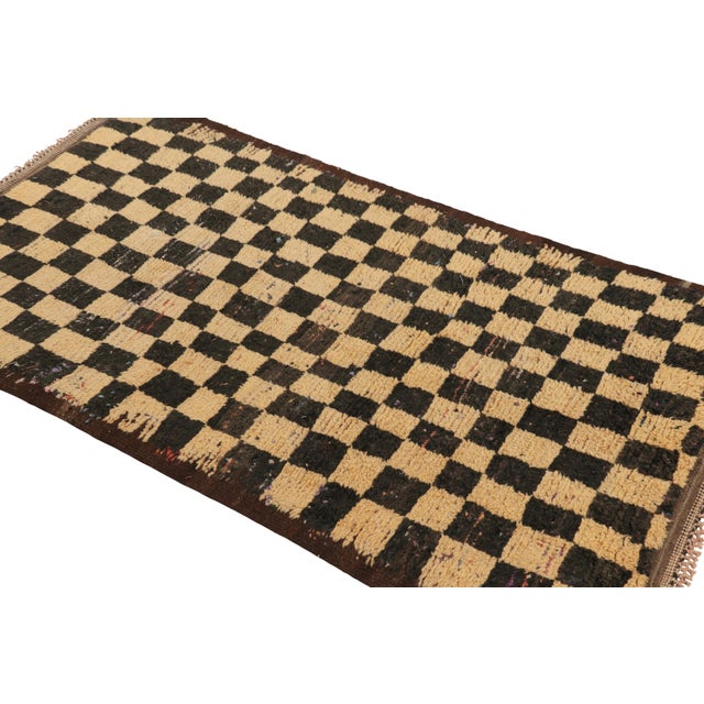 Rug & Kilim Vintage Moroccan Runner Rug, Black & Beige Checkered Geometric - Rug & Kilim For Sale - Image 4 of 7
