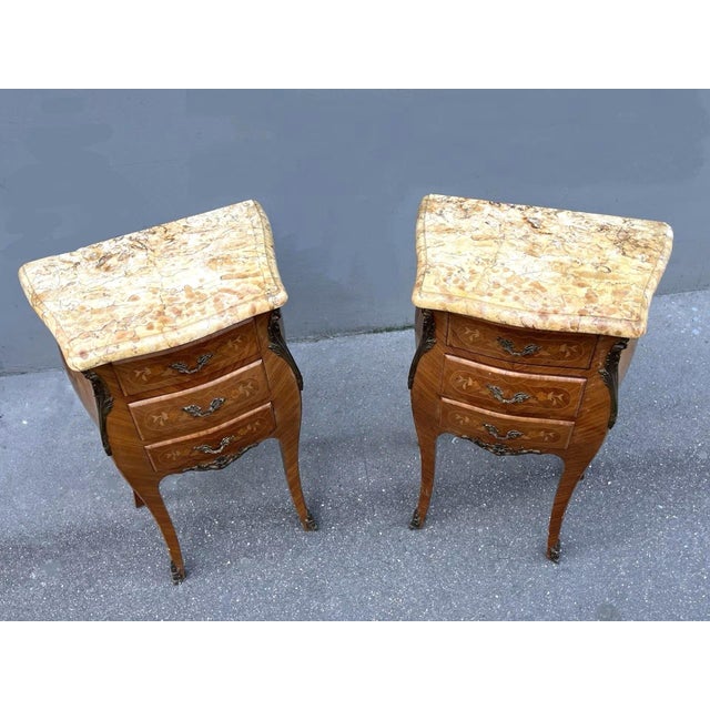 1920s Pair of French Louis XV Style Rosewood Side Tables Nightstands For Sale In Los Angeles - Image 6 of 9