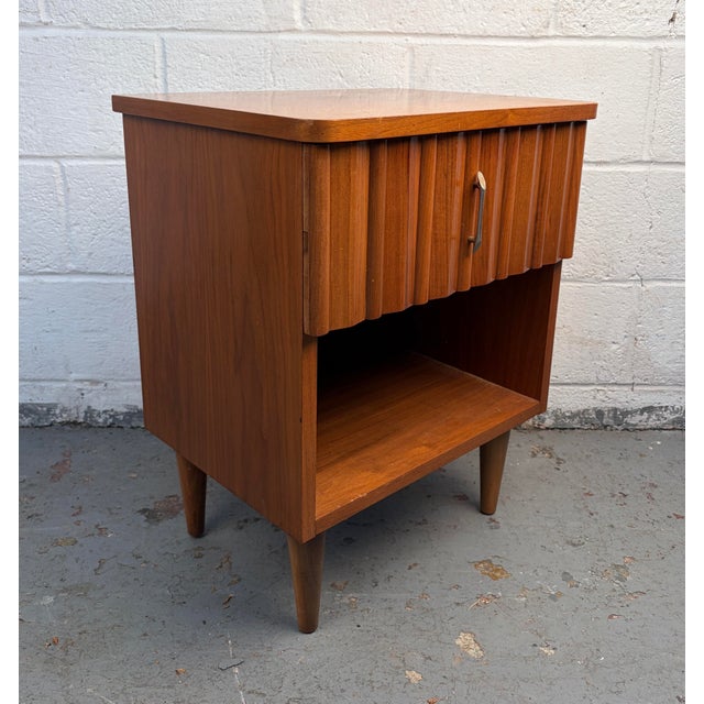Young Manufacturing Single Mid 20th Century Modern Walnut Nightstand by Young Mfg., Attributed For Sale - Image 4 of 14