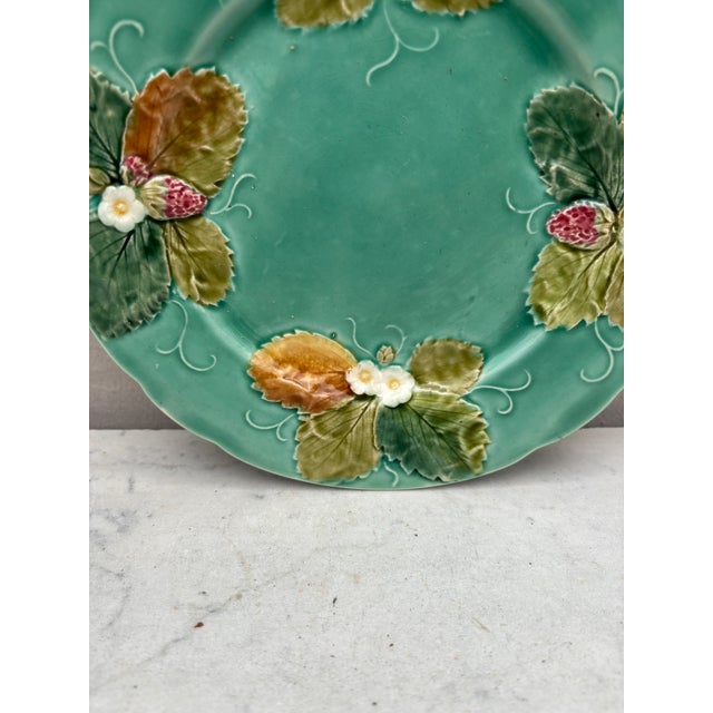 Luneville French Majolica Strawberries Plate Luneville, Circa 1880 For Sale - Image 4 of 5