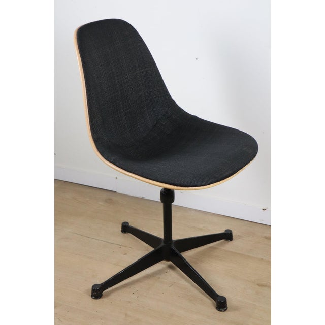 Herman Miller Adjustable Swivel Chair in Fiberglass by Charles and Ray Eames for Herman Miller, 1960s For Sale - Image 4 of 16