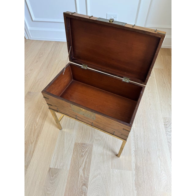 Baker Furniture Company 1970s Baker Furniture Cherry Campaign Storage Chest on Integrated Brass Stand | Hollywood Regency Accent Cabinet / Side Table For Sale - Image 4 of 12