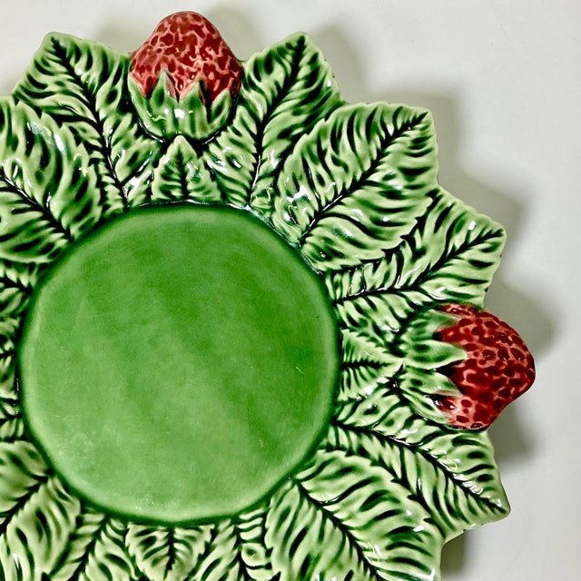 Kelly Green 1990s Vintage Hollywood Regency Portuguese Mediterranean Bordallo Pinheiro Majolica Strawberry Plate For Sale - Image 8 of 9