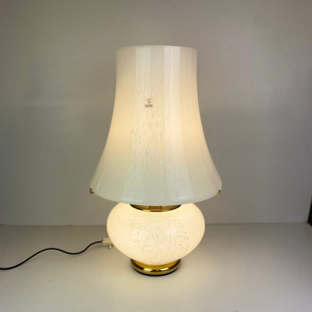 Italian mushroom table lamp in bubbly white Murano glass and golden metal designed by F.Fabbian from the 1970’s. This huge...