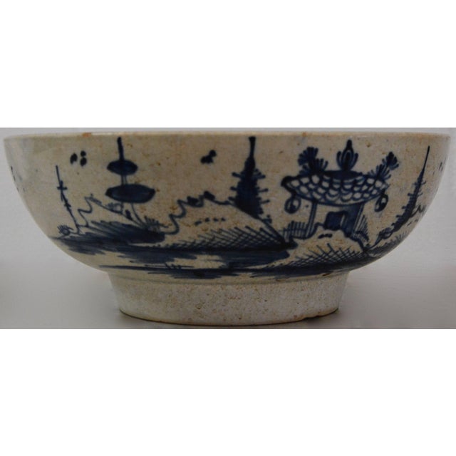 Late 18th Century Chinese Export Porcelain Bowl For Sale - Image 4 of 9