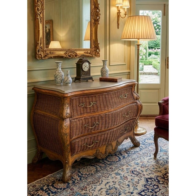 ​Vintage French Provincial, British Colonial Wicker & Gilt 3 Drawer Bombe Commode Chest With Marble Top For Sale - Image 9 of 14