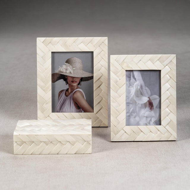 This stunning picture frame with a charming braid pattern design in a classic neutral color offers a unique, elegant way...