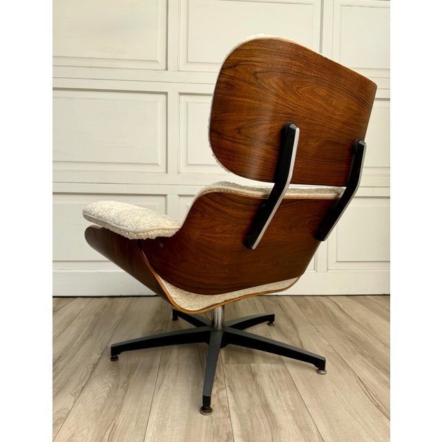 Eames Vintage Northfield Eames-Style Lounge Chair & Ottoman in Walnut & Ivory Bouclé For Sale - Image 4 of 16