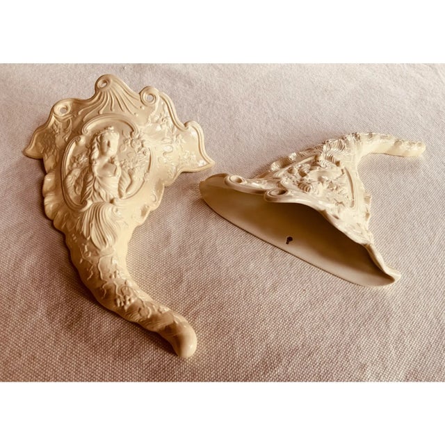 1960s 1960s Pair of Wedgwood Colonial Williamsburg Creamware Cornucopia Wall Pockets, For Sale - Image 5 of 18