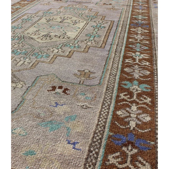 Mid 20th Century Vintage Oushak Rug in Light Lavender Background and Chocolate Brown Border For Sale In Atlanta - Image 6 of 8