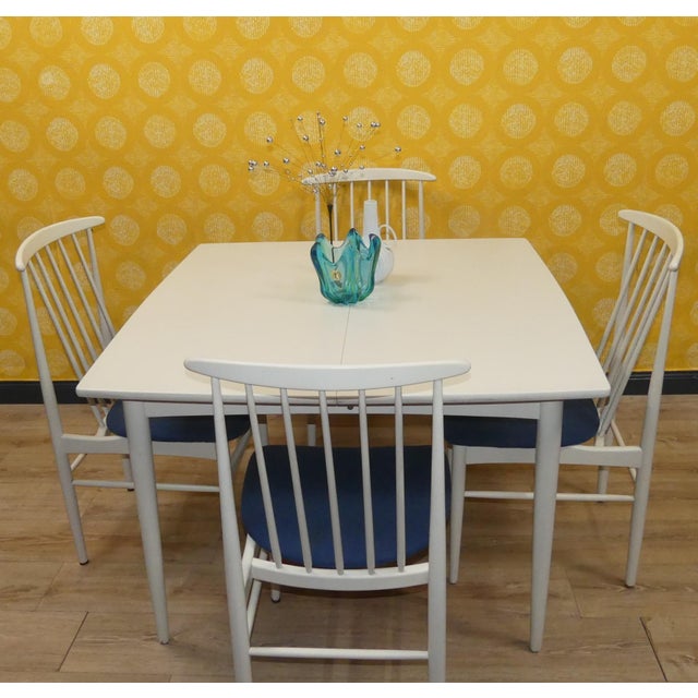 SET OF 4 Fine classic, Kitchen chair with a delicate, shapely spindle backrest Elegant seating group, Beechwood, white...