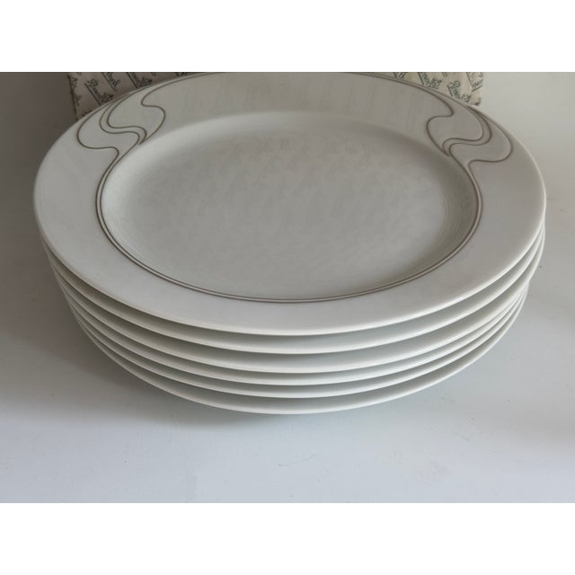 Postmodern White and Gilt Asimmetria Salad Plates by Björn Wiinblad for Rosenthal Studio Linie, 1992, Set of 6 For Sale - Image 3 of 8