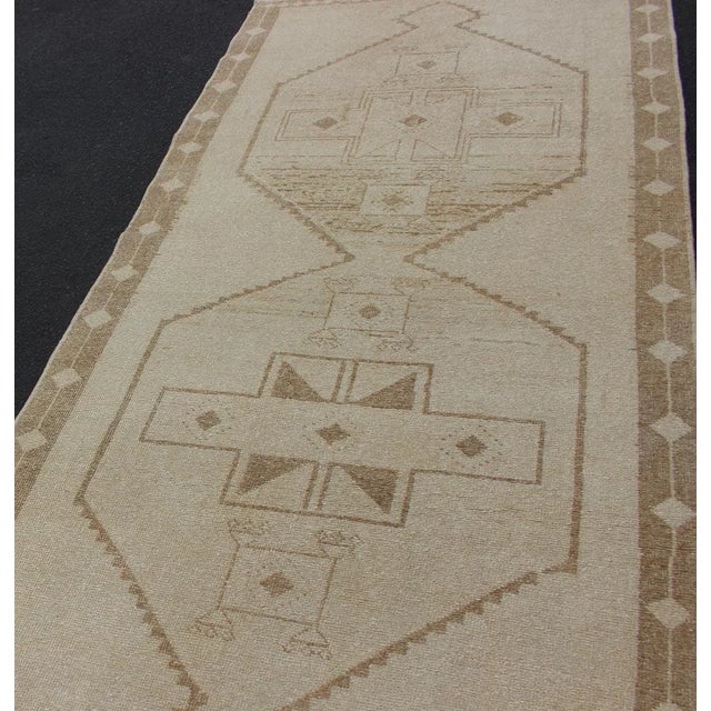 Mid 20th Century Vintage Oushak Turkish Runner With Geometric Medallions in Tan and Light Brown For Sale - Image 5 of 13