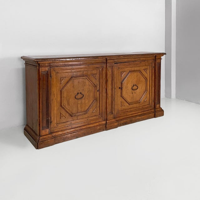 Italian Tuscan 1600s style sideboard in wood, 1930s Sideboard with a rectangular wooden top. The front features two...