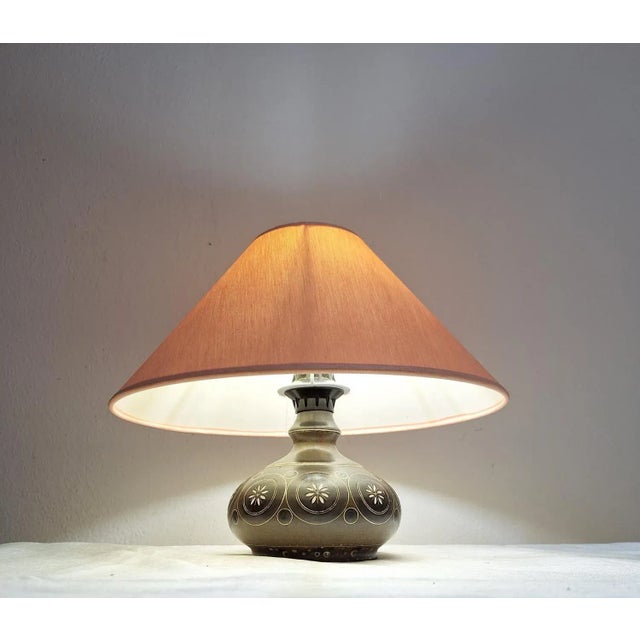 Vintage German Table Lamp with Handmade Ceramic Base from Thoms and Original Salmon-Colored Fabric Shade, 1980s For Sale - Image 3 of 10