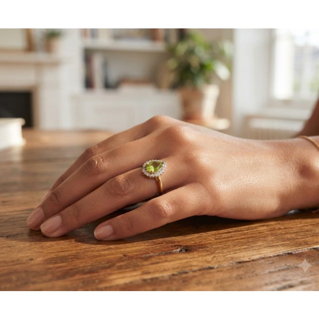 Gold Natural Diamond 0.25cts & Peridot 2.80cts Ring in 18k Gold For Sale - Image 8 of 8