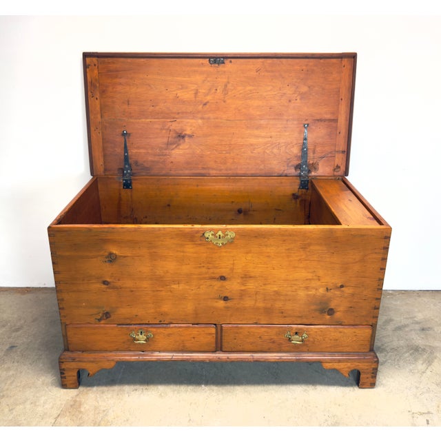 Late 18th Century American Queen Anne Style Pine Blanket Chest Pennsylvania For Sale - Image 4 of 12