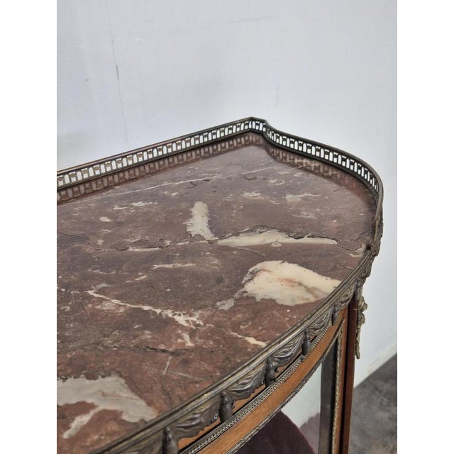 Napoleon III Display Cabinet with Curved Glass, in Very Good conditions.