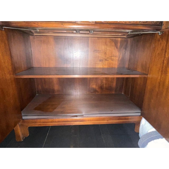 Henredon Mirrored Glass and Wood Display Case For Sale In Detroit - Image 6 of 8