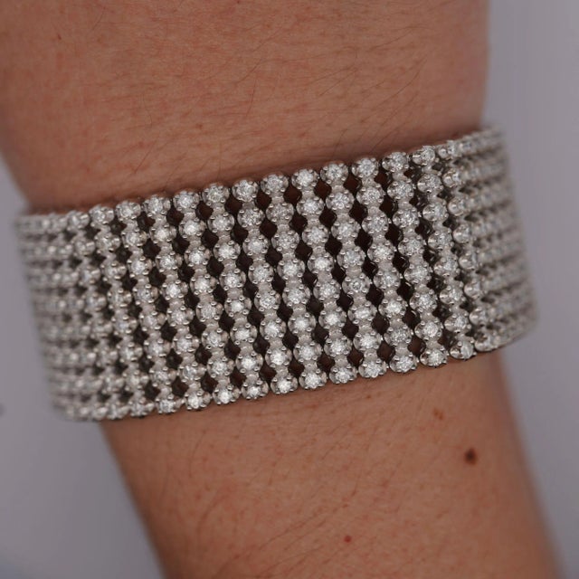 Contemporary 36 Carat Round Diamond 10k White Gold 8-Row Oversized Tennis Bracelet For Sale - Image 3 of 10