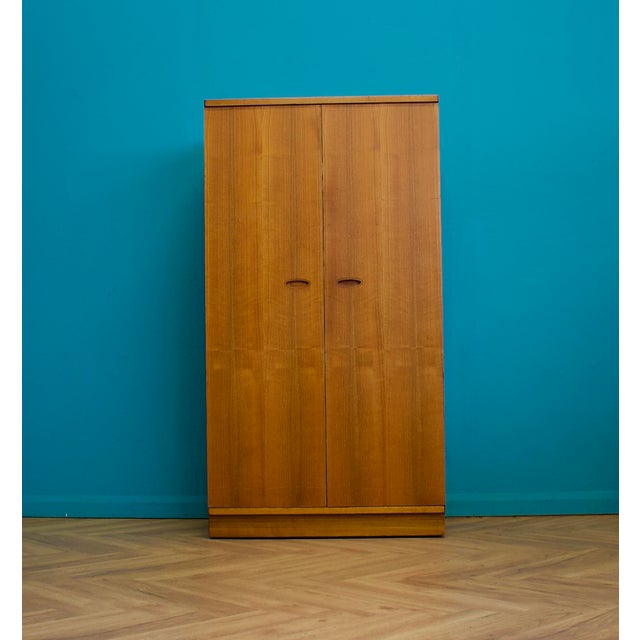Mid-Century Modern Walnut Wardrobe from Uniflex, 1960s For Sale - Image 4 of 11