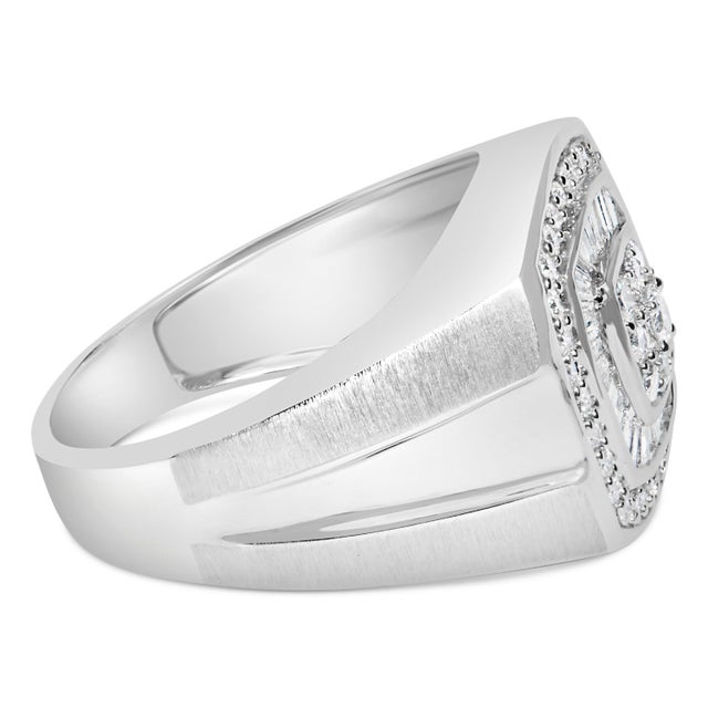 Vividly created from 14-karat white gold, this men's diamond band is stylish and classic. The top of the elegant ring...
