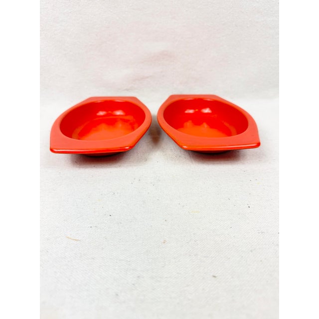 Vintage Mid-Century Modern 1960s Dynasty Ware Red Enamel Baking Serving Dishes Wicker Holders-a Pair For Sale In New Orleans - Image 6 of 11