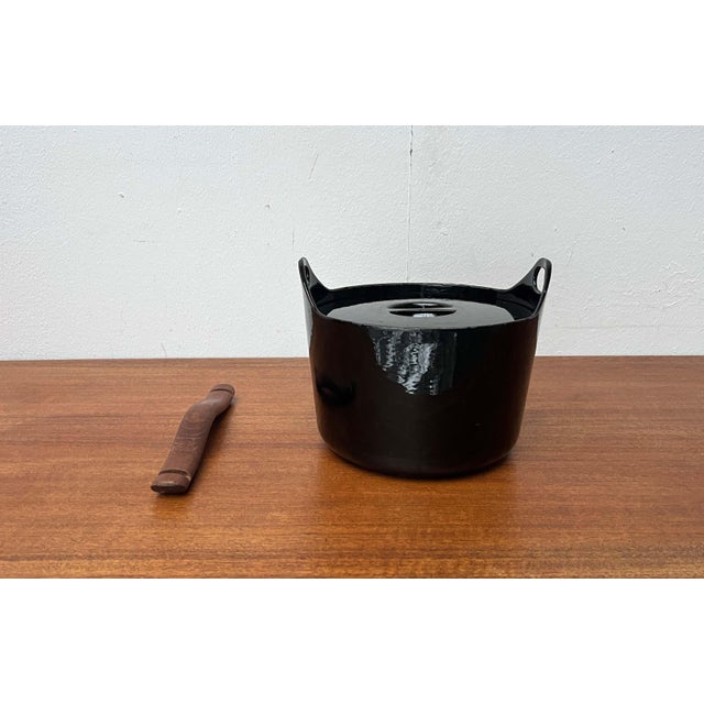Mid-Century Modern Black Enamel Cast Iron Pot with Teak Handle by Timo Sarpaneva for Rosenlew of Finland, 1960s For Sale - Image 4 of 18