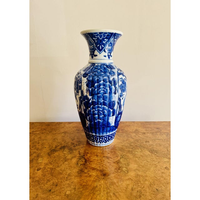 Fantastic quality antique 19th century Japanese imari blue and white vase, having a quality antique Japanese imari vase...