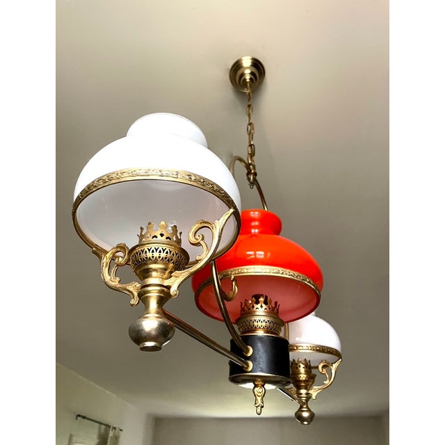 Elegant neoclassical chandelier from the mid-20th century. Linear structure in gilded metal composed of three electrified...