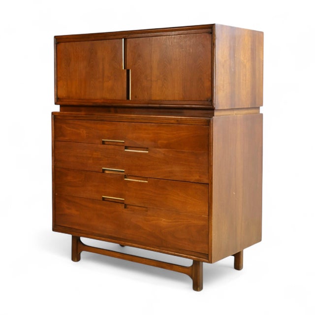 This vintage 1960s highboy dresser by Cavalier Furniture blends sculptural lines with smart storage in a compact, elegant...