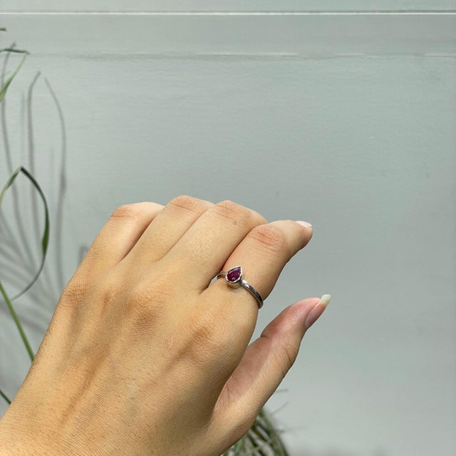 Minimalist Bezel Set Pear 0.8 Ct Red Ruby Solitaire Ring in 925 Solid Silver Size 6.5 For Sale - Image 4 of 14
