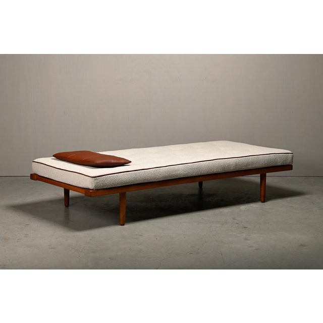 Børge Mogensen Scandinavian Daybed Model 190 in Oak, Bouclé and Leather attributed to Børge Mogensen, 1960s For Sale - Image 4 of 17