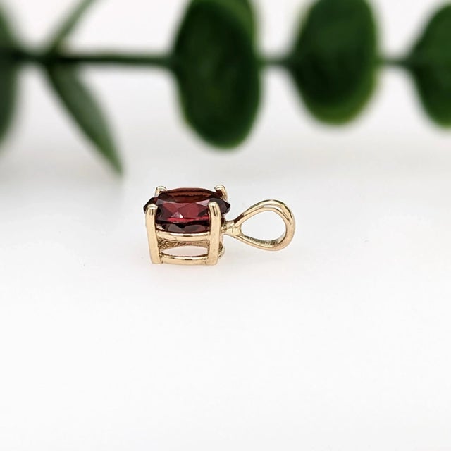Modern 2.2ct Red Garnet Solitaire Pendant in Solid 14K Yellow Gold Round 8mm For Sale - Image 3 of 8