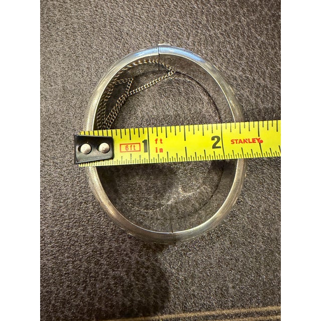 Early 20th Century Vintage Art Nouveau Style Hinged Bangle Bracelet in Sterling Silver For Sale - Image 5 of 12