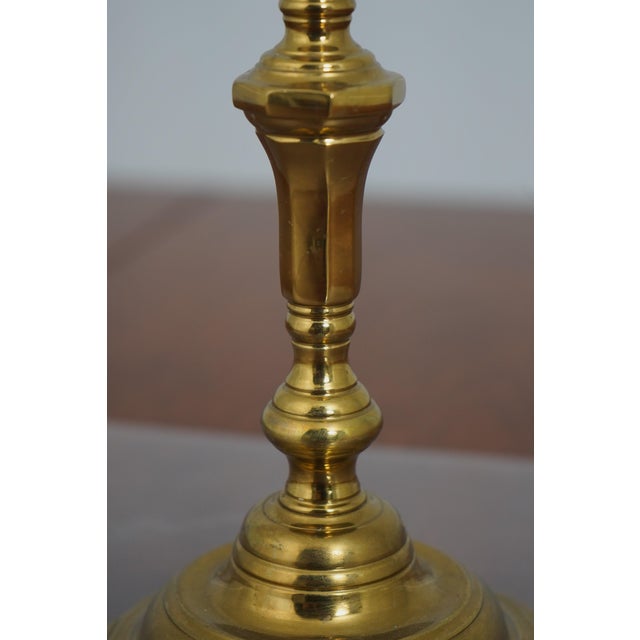 1980s Pair Virginia Metalcrafters Colonial Williamsburg Brass Candlesticks For Sale - Image 5 of 8