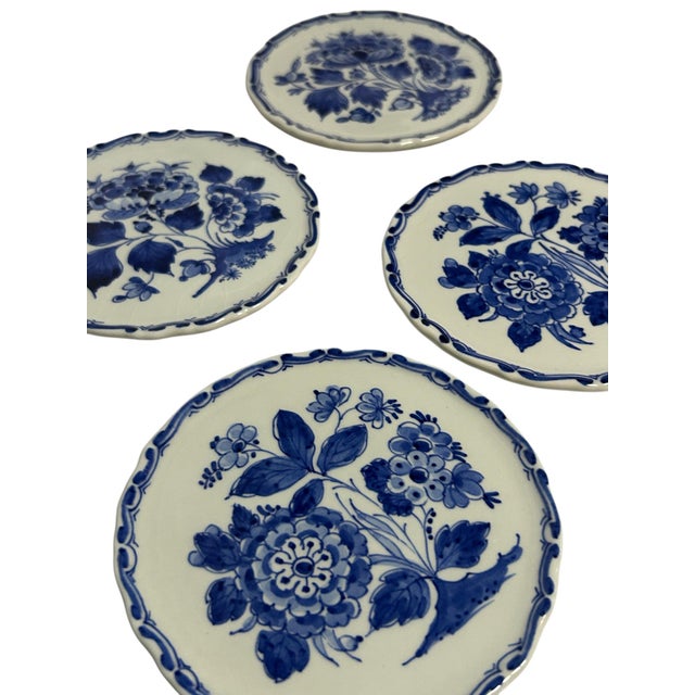 1970s Vintage Hand-Painted Floral Miniature Wall Plates from Royal Delft, 1970s, Set of 7 For Sale - Image 5 of 10
