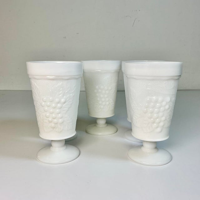1950s Vintage Americana Arts & Crafts Boho Chic Milk Glass Pedestal Ice Tea Glasses - Set of 5 For Sale - Image 6 of 9