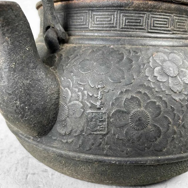 Splendid antique cast iron teapot, tetsubin (鉄瓶), adorned with floral decoration, circa 1910. An authentic and traditional...