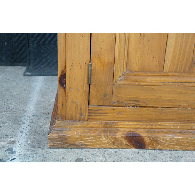 Late 20th Century Ethan Allen Old Tavern Pine Country Farmhouse Buffet Console Cabinet 23-6006 For Sale - Image 9 of 18