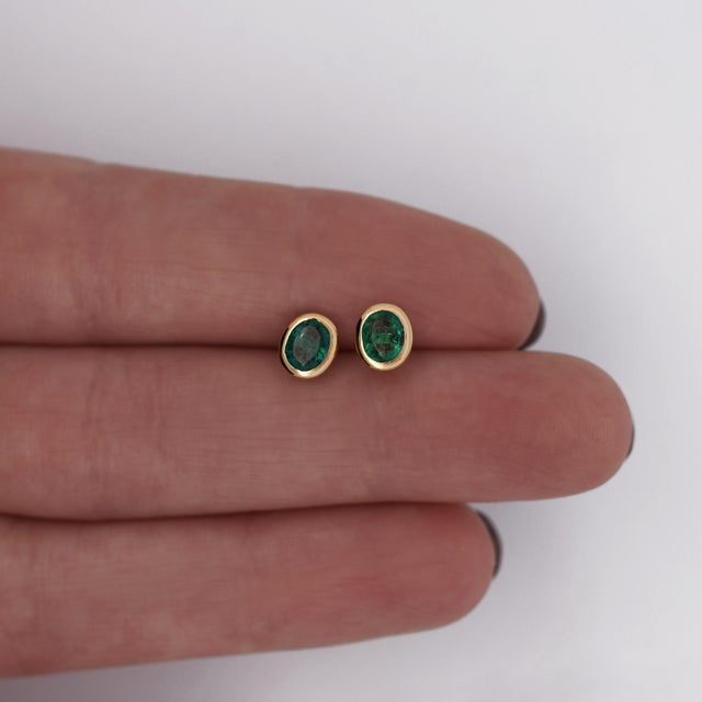 Modern 0.50 Carat Oval Emerald Bezel Set 18k Gold Stud Earrings, A Pair For Sale - Image 3 of 7