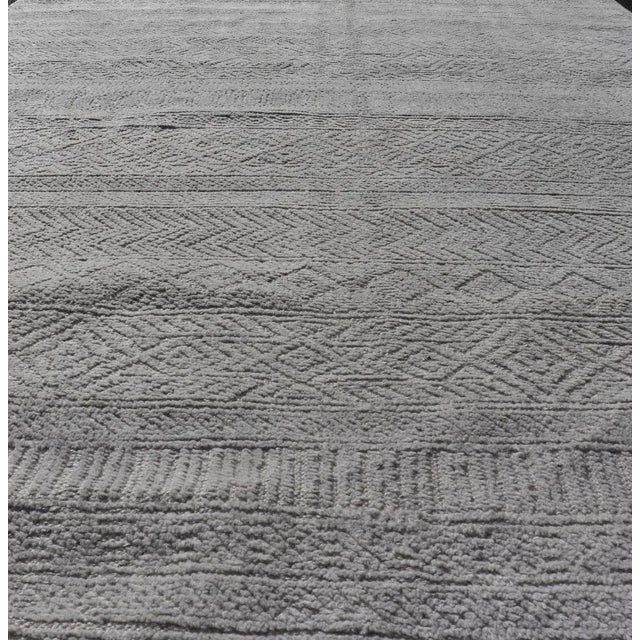 Tribal Modern Hand-Knotted Oushak Rug in Wool With Sub-Geometric Design in Cream & Neutrals For Sale - Image 3 of 11