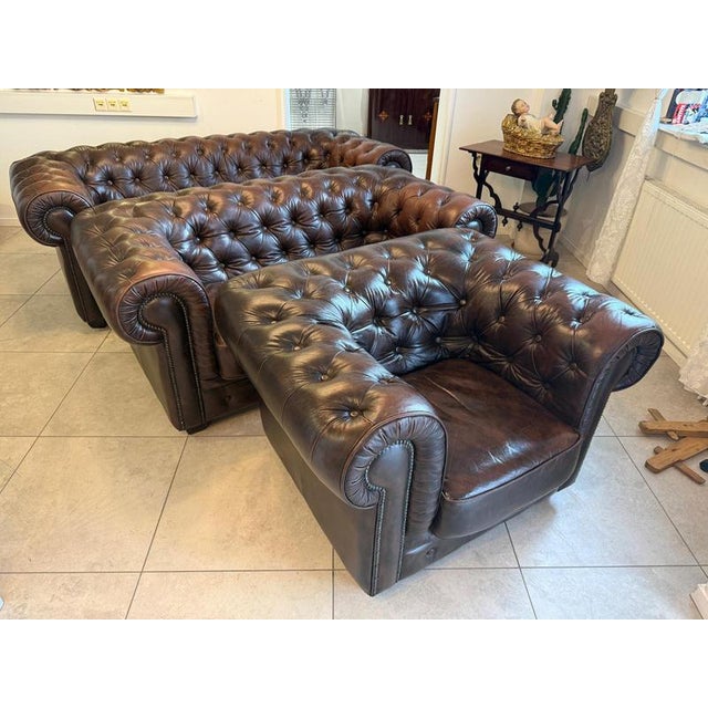 Exclusive, cozy Chesterfield 3-piece set in antique brown. Dimensions: 3-seater sofa (Height x Width x Depth): 77 x 220 x...
