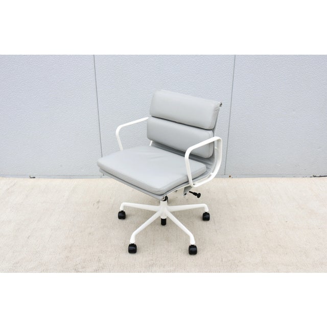 Herman Miller Mid-Century Modern Herman Miller Eames Soft Pad Management Chair in Gray Leather For Sale - Image 4 of 18