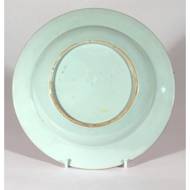 Chinese Export Porcelain Famille Rose Plate With Ribbon-Tied Peony Bouquet For Sale - Image 4 of 8