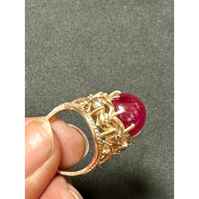 Red 7 Carat Oval Cut Natural Pink Tourmaline Cabochon 14 Karat Yellow Gold Ring For Sale - Image 8 of 18