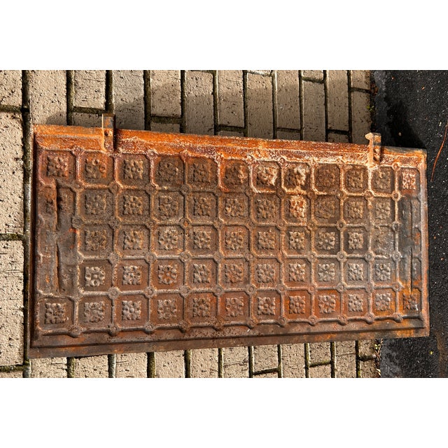 Antique Cast Iron Fireback For Sale In New York - Image 6 of 6