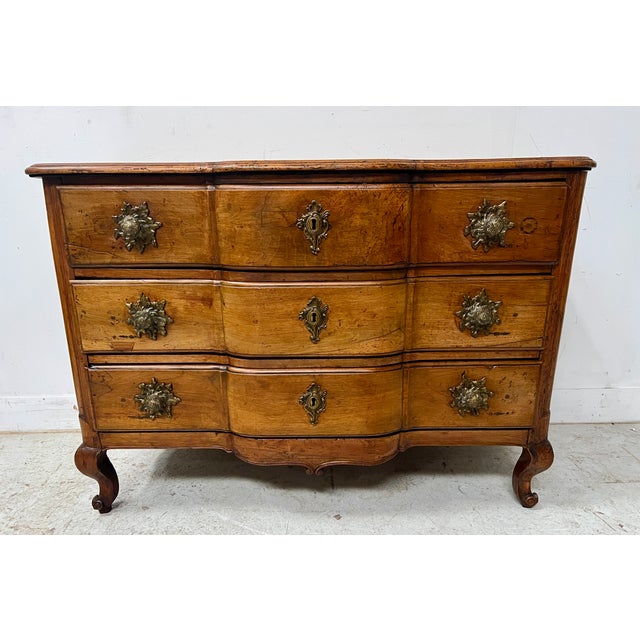 Louis XV Commode with Three Drawers in Walnut, 1700s For Sale - Image 5 of 14