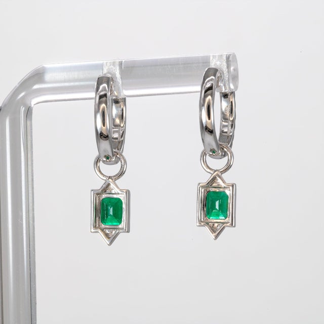 Colombian Emerald Earrings With Earth-Mined Diamond Accents: Solid 14k Gold, Pair For Sale In Columbus - Image 6 of 7