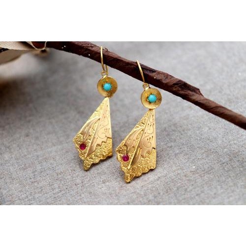 Gold earrings in the shape of an olive leaf with reliefs, articulated pendant and encrusted synthetic stones. Metal: Gold....